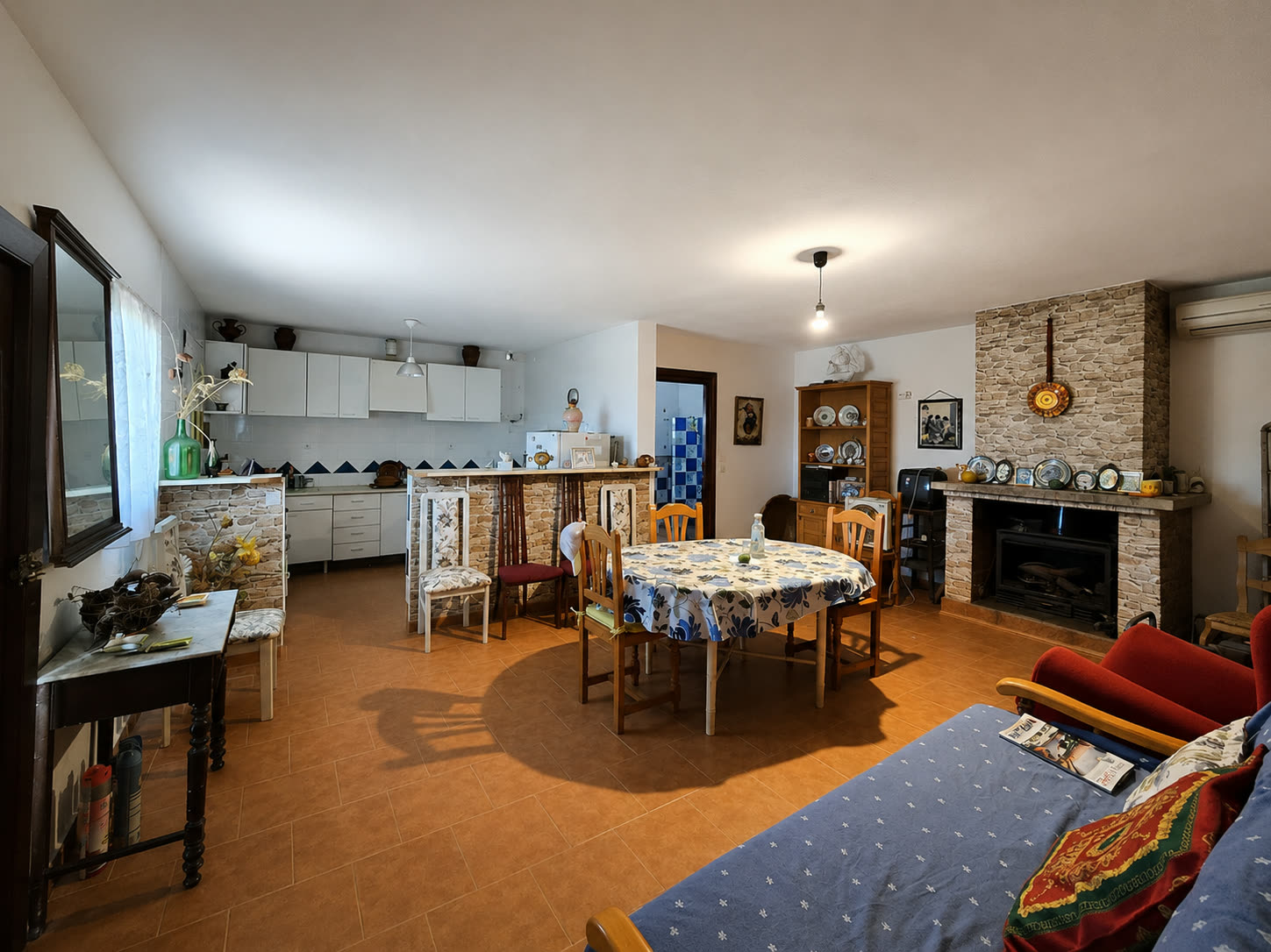 Salón-comedor con acceso a la cocina